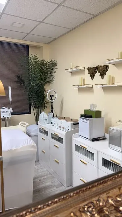 https://cdn.salonspotlight.com/photos/OYKsTHniLzTl5iEso5BA/3d73ddb5-570f-4662-bfbc-0ce682ef9be0_720x720