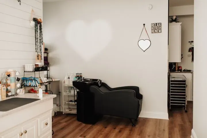 https://cdn.salonspotlight.com/photos/Oa4TbLvTZKUPkbgOmd8b/fdcb4f5a-8885-41de-a801-7376531db71e_720x720