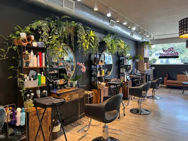 https://cdn.salonspotlight.com/photos/OaQI9UdhIDr1PSGp24xQ/d3c1641b-eeec-49f9-a508-5ca8f579f789_720x720