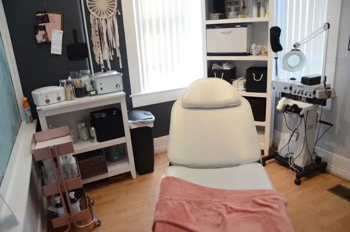 https://cdn.salonspotlight.com/photos/Od2spyaD5BZmEMrEs8Wt/8e2315fe-a39f-48ca-b95f-daf5509ef608_720x720