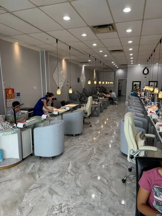 https://cdn.salonspotlight.com/photos/OjfZXjmSKwEPyXmxy9F2/111841ec-a1c7-48cd-9668-e0e14982ff21_720x720