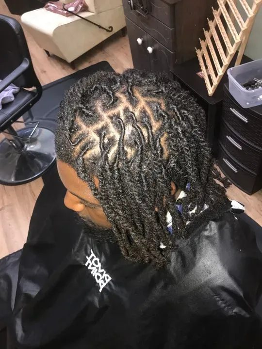 https://cdn.salonspotlight.com/photos/Ol8otpVlkjboX9nrEsfq/d886b6a4-2621-42e7-81ef-ac2a1e17e74a_720x720