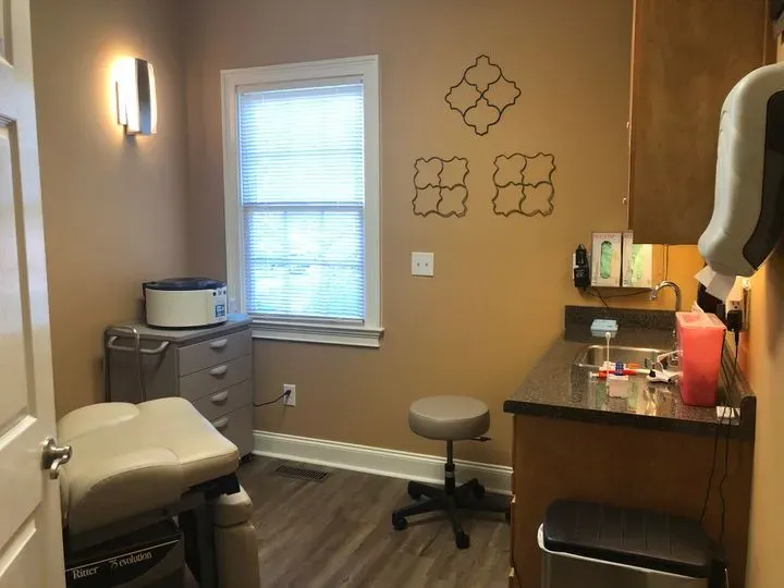 https://cdn.salonspotlight.com/photos/OmRpFlqAtd4ua002rRpF/84781fa0-4bcf-48f1-982b-2ee9841c2bd3_720x720