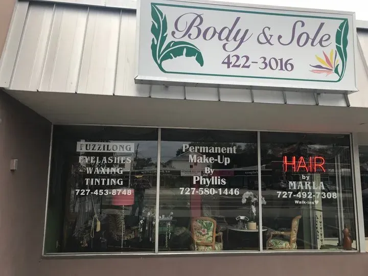 https://cdn.salonspotlight.com/photos/Omd7K2pNJT2GftCzGyuH/1400b1af-1a61-4dd6-82cf-598b041843f0_720x720