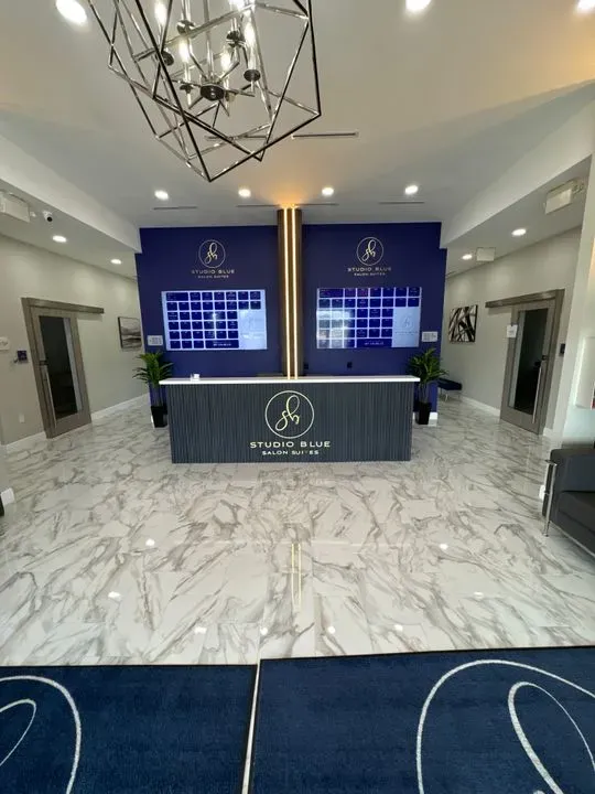 https://cdn.salonspotlight.com/photos/OqWXK3mXwhYrxHLIa9n3/dac0d5dd-beab-4899-9ca6-338f48cd8d5e_720x720