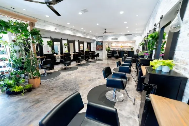 https://cdn.salonspotlight.com/photos/OqpJPMgm6zsXTziurYkH/7723ce07-3996-46a3-9f8b-47b9efa5ded5_720x720