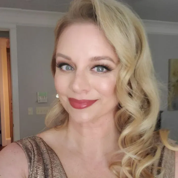 https://cdn.salonspotlight.com/photos/OrteO6wwO3DDMBu8n6Dn/f64d6417-c62b-470b-8b9b-1281606006ee_720x720