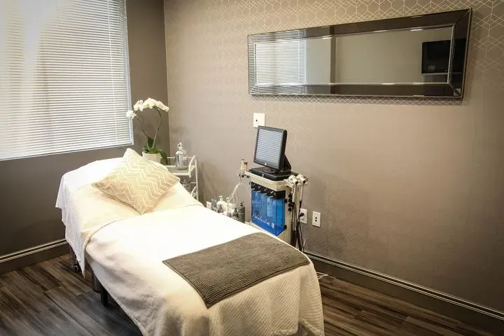 https://cdn.salonspotlight.com/photos/OxzZ9oOsoOD6uMSbouB9/97e7fd74-57e8-4d4b-a926-537c0cfe4ffc_720x720
