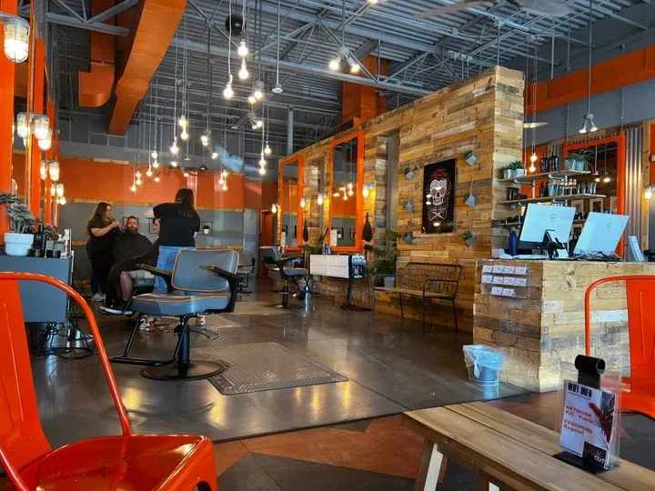 https://cdn.salonspotlight.com/photos/Oz3EYT6nsJ8FiBSSHjvc/752a8457-6a93-43b9-a472-7bc408007110_720x720