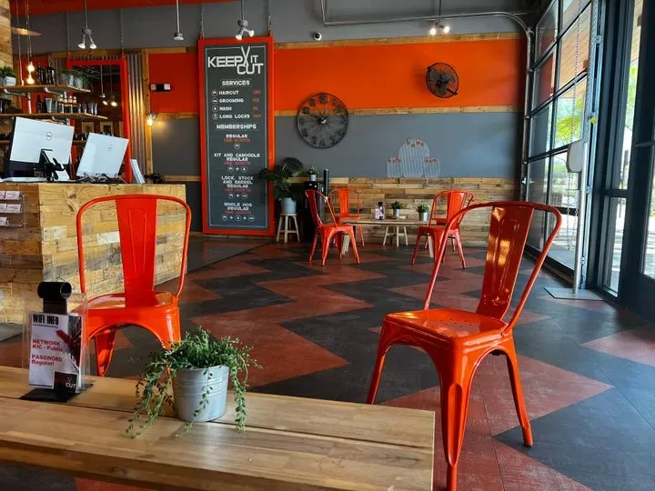 https://cdn.salonspotlight.com/photos/Oz3EYT6nsJ8FiBSSHjvc/b0f8cad5-02fa-4d47-b1cc-7ff4e664871b_720x720