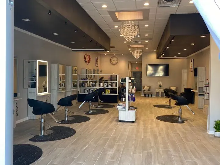 https://cdn.salonspotlight.com/photos/OzIQMym9psNUYoLD4Cfq/d3327318-ef12-4292-9554-385bf364ef43_720x720
