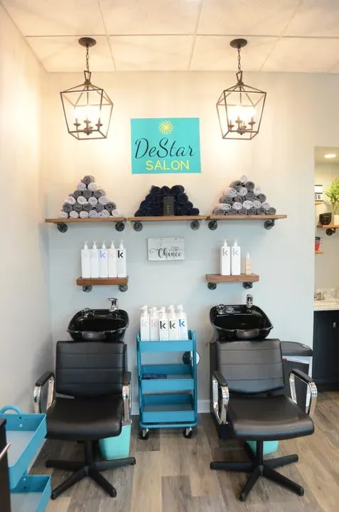 https://cdn.salonspotlight.com/photos/P0r5qwMZYTvsih0Vqkcw/4d49b2ae-3509-4ecb-b596-b08444f249e9_720x720