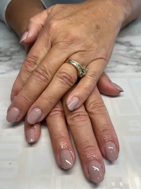 https://cdn.salonspotlight.com/photos/P0zWDPNonwEgFWQ1SR31/827b137c-e8da-40bc-b793-c0553e854907_720x720