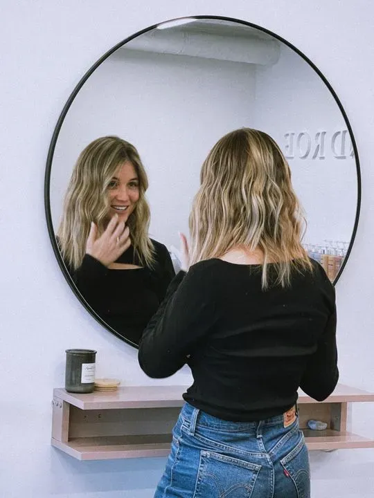 https://cdn.salonspotlight.com/photos/P2Sv4atF2XhZ0kGsHvgh/360665ae-610e-44f3-bf2e-1c9f779bd384_720x720