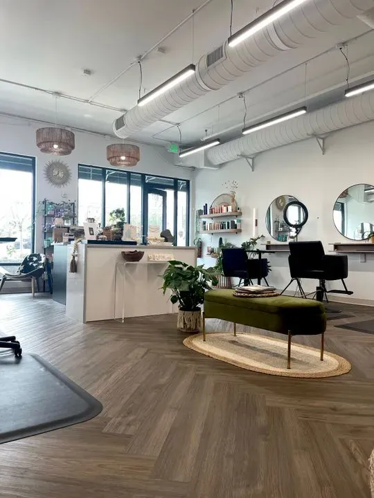 https://cdn.salonspotlight.com/photos/P2Sv4atF2XhZ0kGsHvgh/ca00525c-c5b0-4ee2-af6c-aef4c04a73b4_720x720