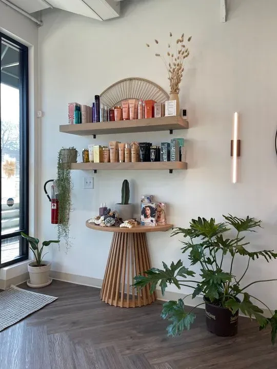 https://cdn.salonspotlight.com/photos/P2Sv4atF2XhZ0kGsHvgh/dd2e40f2-456a-4e58-87b4-bd27dfd22344_720x720