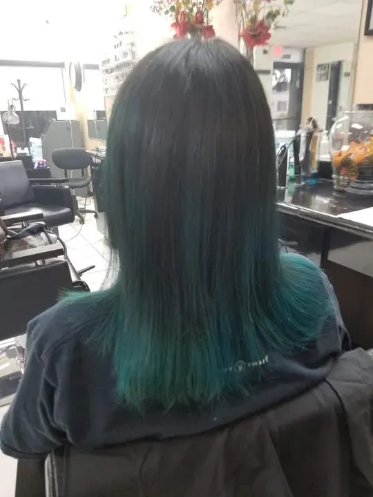 https://cdn.salonspotlight.com/photos/P3CA1UX65byjDdtDCXF2/9323f806-2f04-4635-87c8-a413f9a47ff7_720x720