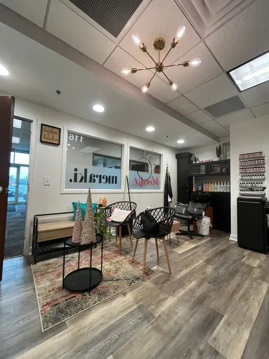 https://cdn.salonspotlight.com/photos/P6rNUkoy3ZxhFRSRtRke/9e526797-a989-48e0-9ee2-0451efc47212_720x720