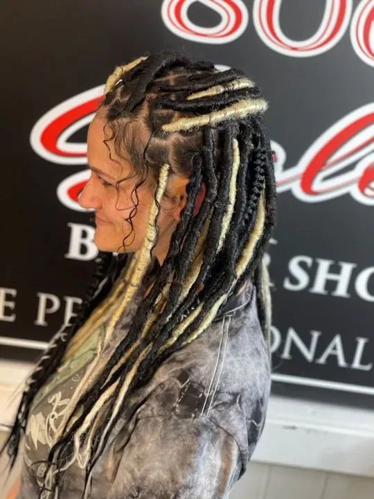 https://cdn.salonspotlight.com/photos/P93K91M4Lm3YAAAMs4jf/10d3374a-046a-4385-b6fd-6d5250846e6e_720x720