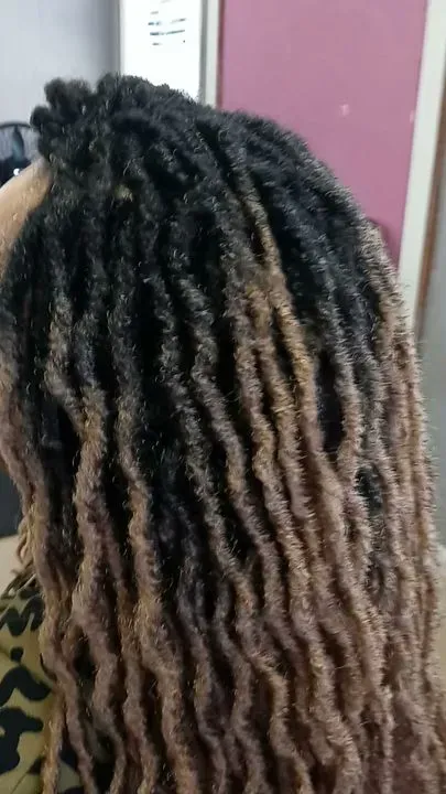 https://cdn.salonspotlight.com/photos/PGDgoCu7OWqBBfbxUCR3/8a64397c-de46-4d4e-8672-b12e3c1f6369_720x720