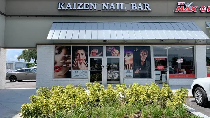 https://cdn.salonspotlight.com/photos/PJ5kCEw9g4v9Tj3FGxVb/42a5b448-1c3d-4d5e-9cce-a5e4bd883b4e_720x720