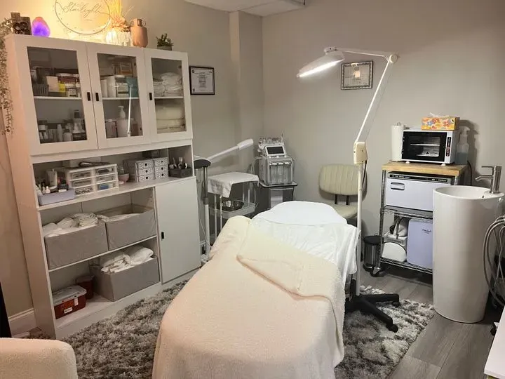 https://cdn.salonspotlight.com/photos/PJ5kCEw9g4v9Tj3FGxVb/b6447cb4-3144-4096-8c9f-441f867b7219_720x720