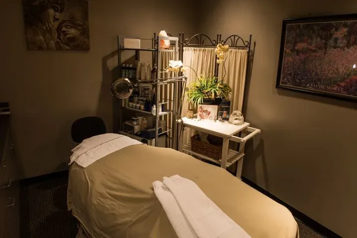 https://cdn.salonspotlight.com/photos/PJ6SzLCOo3A1LzioqCTG/3e48396c-c9e5-4f51-bcf7-de842a95fe0e_720x720