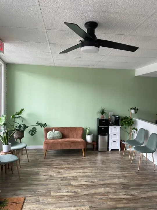 https://cdn.salonspotlight.com/photos/PK9rcyiY1y6FvLFQNnqq/95c343f9-0be3-4b89-a8b5-dac96a84e9be_720x720