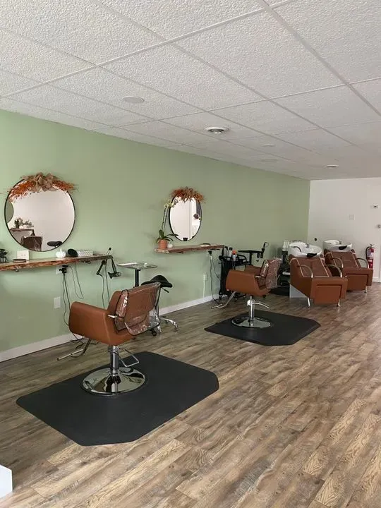 https://cdn.salonspotlight.com/photos/PK9rcyiY1y6FvLFQNnqq/bec4b2b7-cd5f-410c-a0e3-40d42ad4eac1_720x720