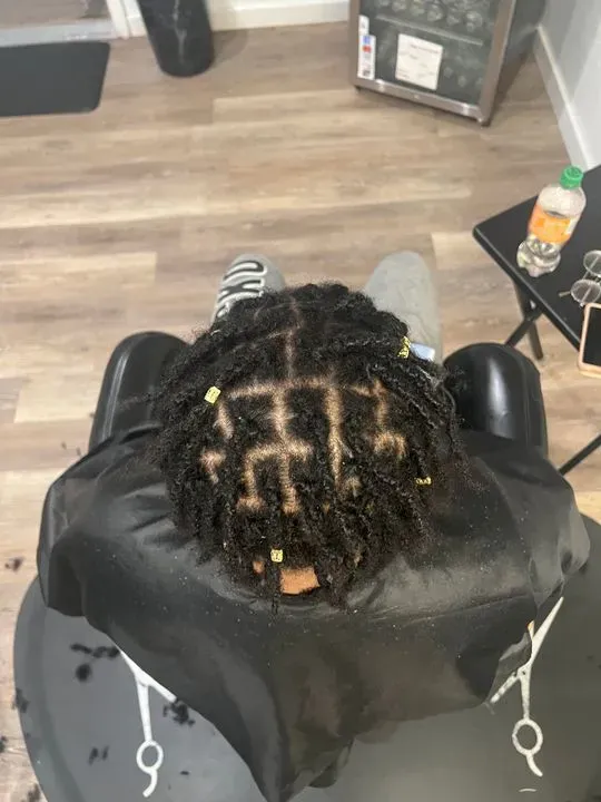 https://cdn.salonspotlight.com/photos/PKWdbQiSU7JwuekLDHZS/d2b6d490-ab71-4b6b-acdf-3a8b20f20606_720x720