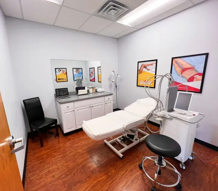 https://cdn.salonspotlight.com/photos/PLwPlJUgJegSDxYd5XrM/f41caab9-c84e-41cb-96f5-f27d14d1a546_720x720