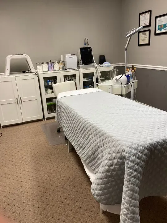 https://cdn.salonspotlight.com/photos/POffzY7xrO70voOW9Pzs/e47483aa-7615-4a3a-a020-4e82acc38a5c_720x720
