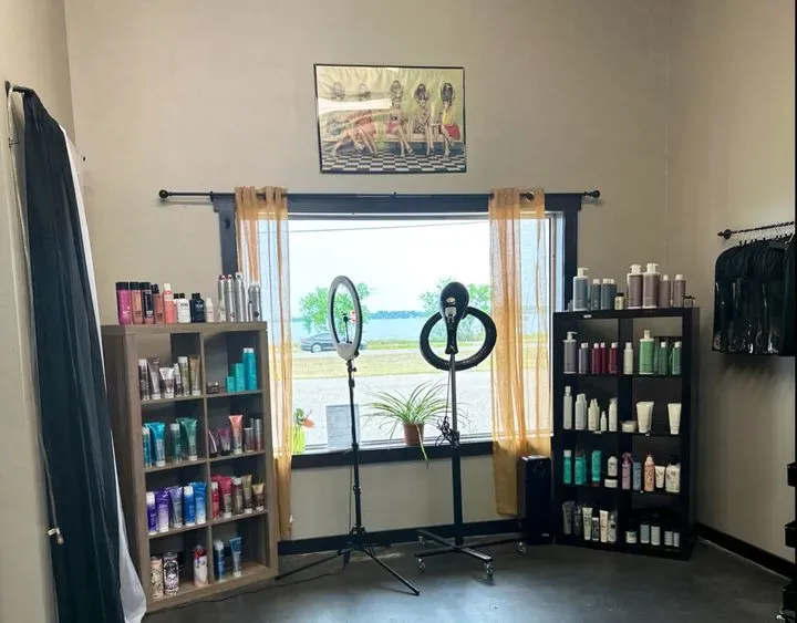 https://cdn.salonspotlight.com/photos/PRMBFQ5Zsrr6lwM1htka/51340b23-f854-485a-8423-b7b559cc240b_720x720