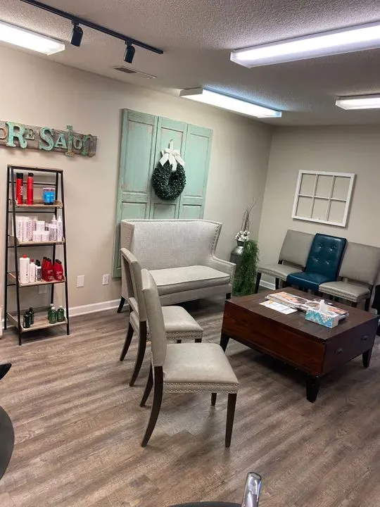 https://cdn.salonspotlight.com/photos/PWZ7TM06XZEtaKbOMpBi/46f54d7a-1a6a-4980-9873-15ad35e1c279_720x720