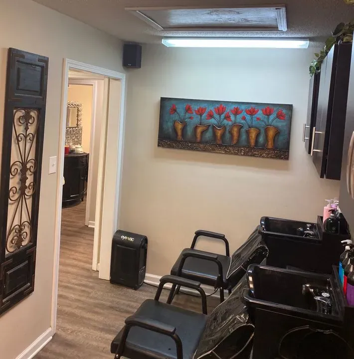 https://cdn.salonspotlight.com/photos/PWZ7TM06XZEtaKbOMpBi/6cc480d5-87c4-430f-9003-8c5a55d25611_720x720