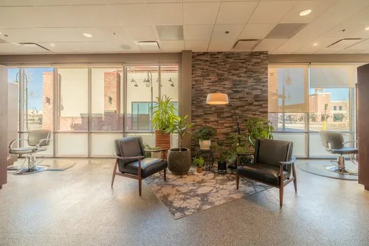 https://cdn.salonspotlight.com/photos/PWbSxvNUE391EGmzL8eM/50db6ea4-3612-488f-a586-12a42b848c85_720x720