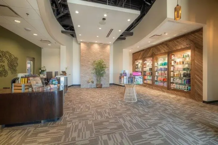 https://cdn.salonspotlight.com/photos/PWbSxvNUE391EGmzL8eM/6f6788d0-e878-4083-95b8-faa00eb6dd57_720x720