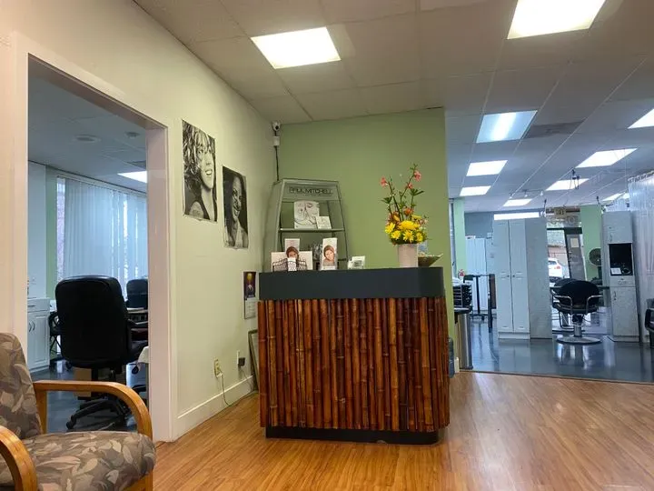 https://cdn.salonspotlight.com/photos/PZWhvqv0SrRNFpzkKcEp/11a2944d-a31b-4257-addb-629a6e573aeb_720x720