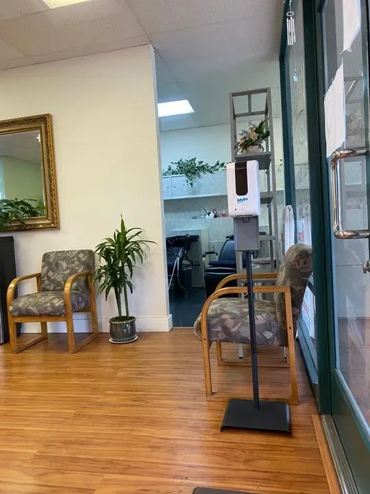 https://cdn.salonspotlight.com/photos/PZWhvqv0SrRNFpzkKcEp/7ac3a0b2-8030-49ba-8731-182f034f9012_720x720
