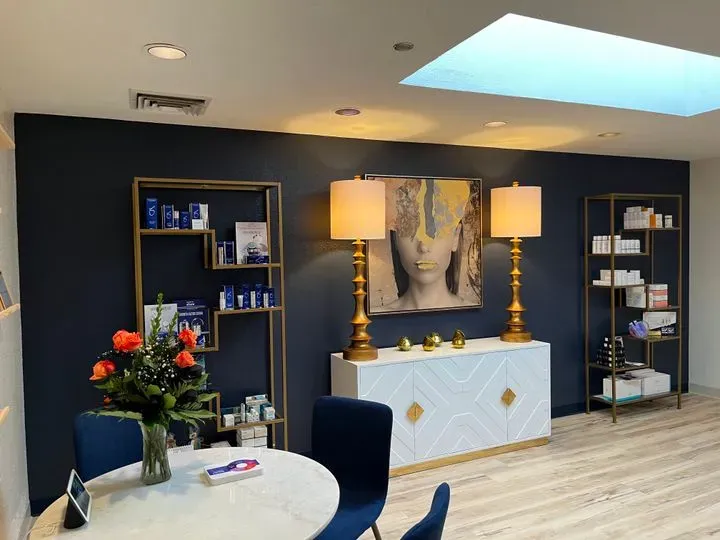 https://cdn.salonspotlight.com/photos/PaC0aIxB2fTzuzGyKFu6/24d5bc38-e76d-44c4-a358-325bfd295af3_720x720