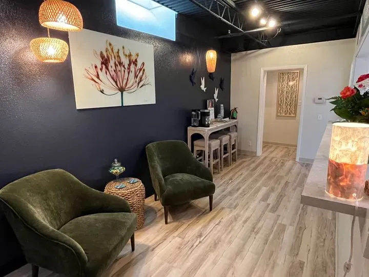 https://cdn.salonspotlight.com/photos/PaC0aIxB2fTzuzGyKFu6/c25b8708-46b4-46fc-bbfd-1105e0186118_720x720