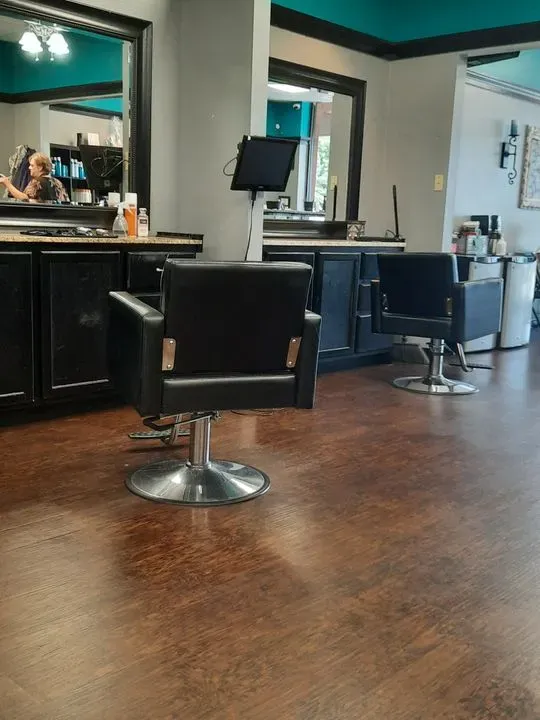 https://cdn.salonspotlight.com/photos/PbySzPkLbYZ1X47YuY08/a82449e1-52d3-418a-a118-9add27bb0356_720x720