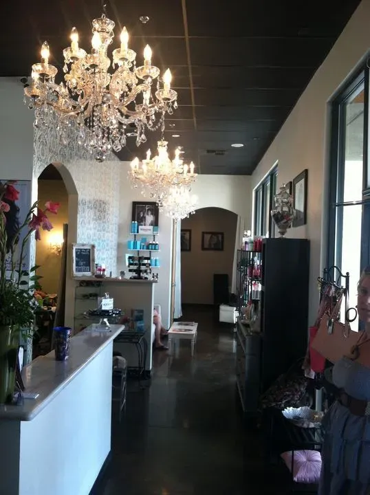 https://cdn.salonspotlight.com/photos/Pc1HzQEChljfDX7iWWbN/81944e54-a8af-40cd-a88a-edf0e96084b0_720x720