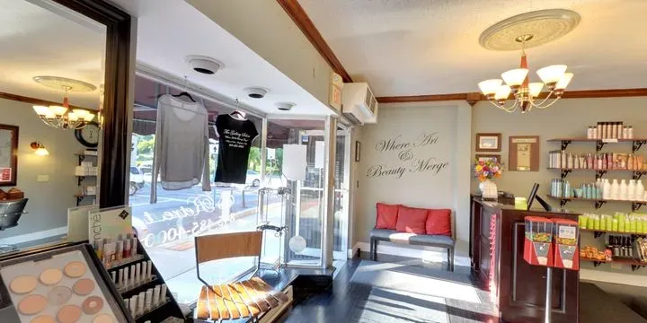 https://cdn.salonspotlight.com/photos/PdRwzL6BKHvmrDs9mnvK/09f1ac26-f5f6-4d72-b673-3dab085a514c_720x720