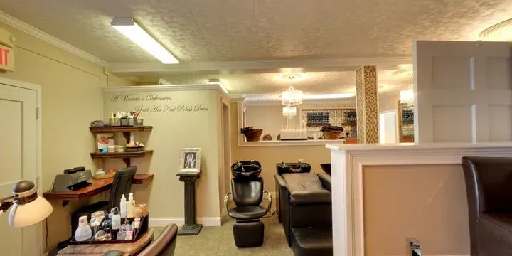 https://cdn.salonspotlight.com/photos/PdRwzL6BKHvmrDs9mnvK/fca0f74d-3a9d-48e4-8318-69b17b7cb3af_720x720