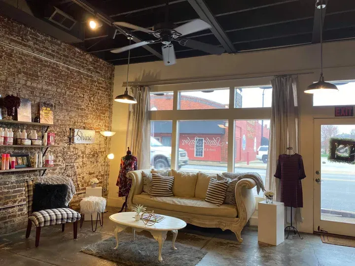 https://cdn.salonspotlight.com/photos/PfI7UicaJ74wZmEDdjtm/95837fb8-9787-490b-a3f9-3e2ddc36e511_720x720