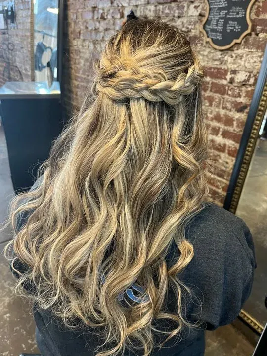 https://cdn.salonspotlight.com/photos/PfI7UicaJ74wZmEDdjtm/d9861b5c-bbe0-4e86-9c81-738779bd2923_720x720