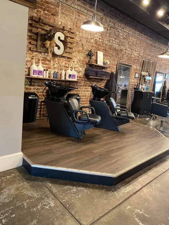 https://cdn.salonspotlight.com/photos/PfI7UicaJ74wZmEDdjtm/f1bd6169-4e15-439e-8675-0b29000f4fbb_720x720