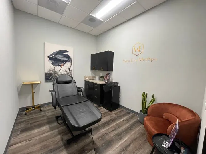https://cdn.salonspotlight.com/photos/PjHNMkne1YuwPDvXW3qA/01d9387f-953f-43c6-8de0-ba2f3c0113df_720x720