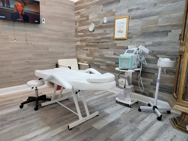 https://cdn.salonspotlight.com/photos/PlQ8XWLgss11uWk075Fl/35fcd0d5-3ba0-4293-9351-5d31d1f79f04_720x720